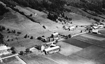 REF-0249 Stamnan 1953.
F.v. Såggåstad, Refshus, Refshus skule, Larshus, Norum, Utstuggu Meslo, Oppstuggu Meslo.