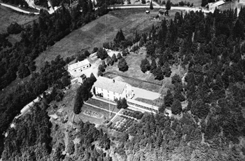 REF-0251  Berkåk 1953.
'Vonheim', Rennebu sanitetsforenings institusjon.
T.v.styrarboligen, t.h.kurhallen.