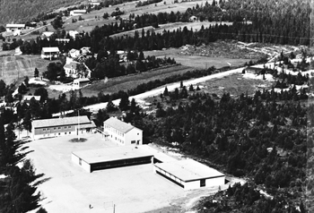 REF-0252 Berkåk 1966/67. Berkåk Skule og Rennebu Ungdomsskule. Vi ser og Berkåk Kyrkje og i bakgrunnen Kosberggrenda.