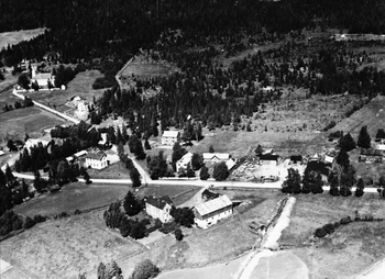 REF-0253 Berkåk ca1950.
Garden Bakkan i forgrunnen, t.h. Statens veggarasje.
Skulen og kommunehuset t.v. ved vegen, og kyrkja bak t.v.
