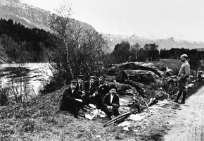 REF-0255 Syklister i vegkanten ved Førresberga, Holsmoen 