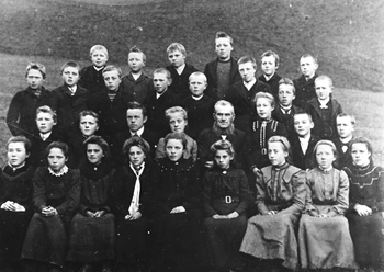 REF-0256  Skuleelevar utanfor Refshus skule/skole. Lærar Ola Quam