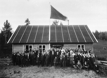 REF-0257 Innviing av Folkets Hus på Nordskogen  ca 1920  Låg ovenfor vegen ved Kloppsletta, revet når grendahus ble bygd