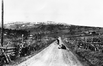REF-0258 Buan på Nordskogen Rennebu. Før 1905  RV50 - E6 
Syklistar ukjent. 