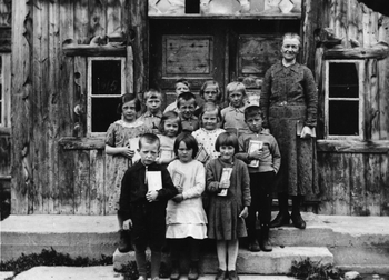 REF-0260 Skole Førskuleklasse på Ramsan, Hoelsjåren Rennebu Lærarinne er Marie Arntsen. 1. rekke f v: Jon Bakk