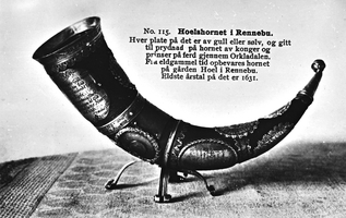 REF-0264 Hoelshornet fra Hoel 
Tekst på bildet: Hver piate på
det er av gull eller sølv, og gitt til prydnad på hornet av konger og prinser på ferd giennom 0rkladalen. Fra eldqammel tid
opbevares hornet på gården Hoel i Rennebu. Eldste årstal på det
er 163'1.
