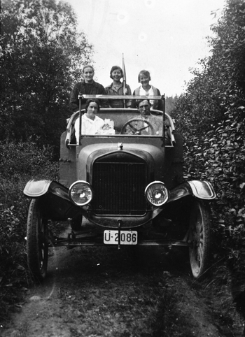 REF-0266 Familiehøytid På vegen Sliper-Eggan 1924
På tur til kyrkia for å døpe Guru Ramlo. Mikkel O. Ramlo bak rattet i
eigen bil, ved sida kona Gjertrud f . Sliper med dottera Guru. Bak bl.a. Guru Nilsdotter Sliper