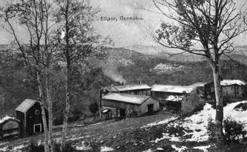 REF-0267 Sliper Slipran Berkåk 1908-10
Vegen går qiennom to hus (skjælet) på begge sider
av tunet ! Dette var den gamle 'almannsvegen'  Berkåk-Flå .