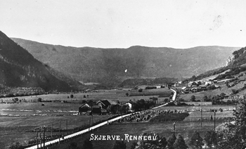 REF-0272 Skjerve-Meslo-Refshus - ca 1925
Den nye skulstuggu på Refshus var bygd i 1921 og var stuggubygning frå Oppstuggu Sundset. Den gamle var riven i 1927 og flytta til Liarabben på Nordskogen . På bildet står begge