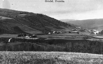 REF-0275 Grindalsgrenda Rennebu ca 1935
Gardane er fv.: Bruabakken (husa sør for Grana bru), to Bortstuggugardar
(samanbygd), Innstuggu, Jelan, Oppstuggu,
Løkkia og Utstuggu. Grana Giesteheim, bygd
l93B-39, er enda 'ikkie bygd.