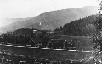 REF-0277 Hauan' (Myrhaug)  (Grindal ) da butikken var nedanfor riksvegen. I bakgrunnen Mælan' (Myrmæl) og Myrløkkja