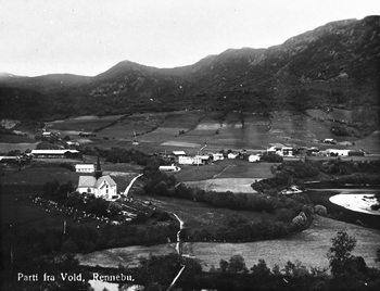 Ref-0279 Voll Rennebu, 
Deler av Hårstadgrenda og Vollagrenda rned Rennebu hovudkyrkje i forgrunnen. 
0ver Orkla går sløngbrua som vart teken av
flaumen i -34.