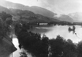 REF-0286 1918  Flom i Orkla, og vatn heilt oppunder Prestgardsbakkane .
Tangaloman i forgrunnen og Herremsgrenda i bakgrunnen
