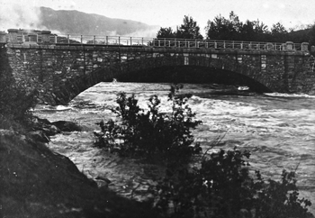 REF-0287 Flom i Crkla med Mærk/Merk bru. Vatn ovafor der kvelvet starter 