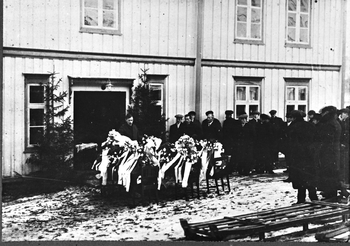 REF-0288  Begravelse på Rishaugen. Tre søsken døde samtidig
i 'spanskesyka', og bårene med de tre står ute
på gardsplassen med naboar cg kjente som tek
siste farvel. Dei tre er John, Olaf og Georg