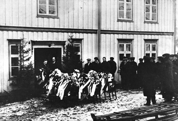 REF-0289  Begravelse på Rishaugen. Tre søsken døde samtidig
i 'spanskesyka', og bårene med de tre står ute
på gardsplassen med naboar cg kjente som tek
siste farvel. Dei tre er John, Olaf og Georg