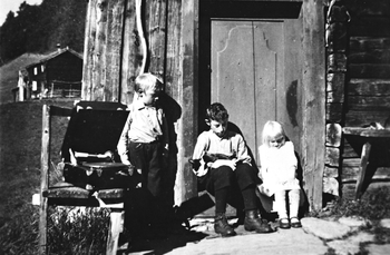 REF-0290 Krovoll, Herrem, Voll Familieliv
Avslapping med sveivegramrnafon på trappa,
Kalvhåggån ved Krovold F. v. : Jon Krovold, Arvid Krovold og Marit Gangås 