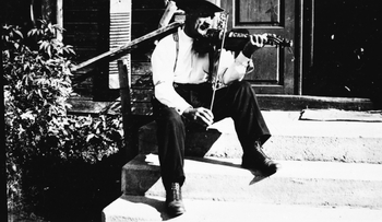 REF-0293 Ca  1940 Voll-Herrem Rennebu  - 0laf Krovold spiller hardlngfele på trappa på KrovoId .