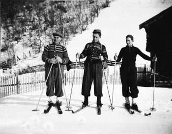 REF-0296 Herrem-Voll Rennebu ca 1945 - Klar for skitur på Krovold.  F.v.: Olaf , Joar og Gunnar Krovold.