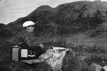 REF-0297 Herrem-Voll Rennebu ca 1950 
Jon Krovold tek rast oppi 'Hestdalan' - på tur
til Ilbogen. Reiseradioen skulle vere med til dei
sorn var på setra.