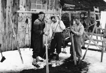 REF-0299 Ilbogen Soknedal-Rennebu ca 1940-1945
Smører ski på Krovollsetra i Ilbogen, påsketur.
F.v.: Ingebrigt Lien, 0la Holiløkk og Joar Krovold