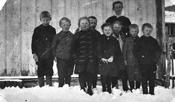 REF-0305 Herrem Voll Rennebu 1925  - Småbarnskule i Herremsløkkja i Herrernsgrenda.
F.v.: Johan A. Voll, Jon Krovold, 0lga Krovold, Jon Sæther, Ingeborg Herrem, Gunda Uv, Leif O. Uv og 0lav Holiløkk. Marie Arntsen
var lærarinne.
