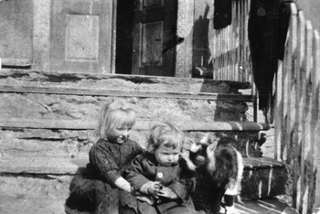 REF-0307 Reberg Voll/Mærk Rennebu ca 1922  0lga Krovold og Nils Brandt (sønnen tiI presten) sit på trappa på Prestgarden i Reberg.