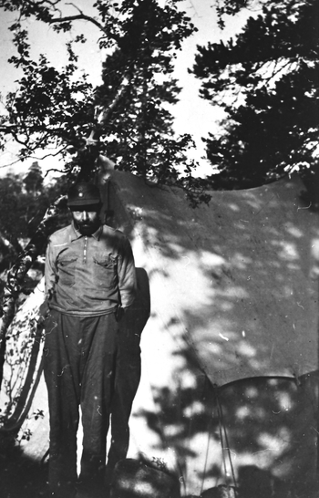 REF-0311 Saltfjettet Nordland  - 1943 -
Tore Berg i arbeidsbukse, busserull og uniformslue framfor et kvitt telt. Han var i arbeidsteneste som smed ved bygging av Nordlandsbanen. Han
ville ikkje ligge i brakker som
dei andre, men i teIt med golv og seng.