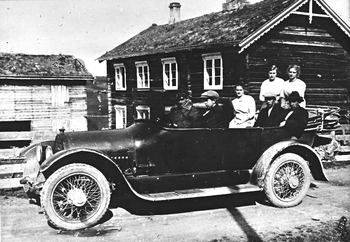REF-0313 Berkåk-Ulsberg 1918  - 
En Cadilac 8 syl, mod 1916 frarnfor husa borti Bergom (sørafor Berkåk).
F. v. : sjåfør Gustav Junge (Kr. sand ), Tore Berg , Johanna Berg, Torvald Rønning, Mali Solstad, Lisbeth Reitås og Hilmar Berg. 