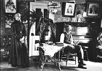 REF-0316  Vance Creek, Wisconsin, USA  før 1900.
Anders Bråggåmoen Flaa og Marit Vangseng Mikkelsen Flaa i stua i huset sitt.Bilda på veggen er av Ingeborg Sherve og Karen Sivertsdatter Mikkelsen.