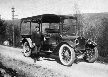 REF-0317   Berkåk eller Havdal  ca 1920.
Ingebrigt Ytterhus med den første lastebilen i bygda.