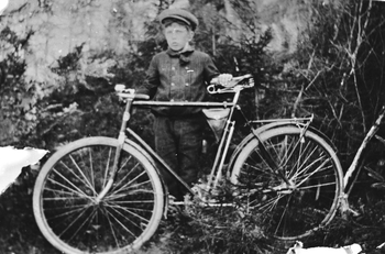 REF-0320 Berkåk 1911.
Tore Berg (7 år) med lånt sykkel. Sykkelen er ein Diamant.