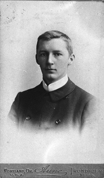 REF-0321 ca 1900.
Maskiningeniør Brodkorb ved Undals Verk. Var ingeniør ved gruva 1910-1917.