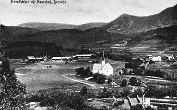 REF-0326 Voll  ca 1910.
Frå Utstuggu Hårstad i nord, til Ekre i sør, med kyrkja i forgrunnen.