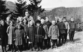 REF-0329 Voll 1926.
Skuleutflukt til Våggåskjælet oppi Vollamorka.Marit Grindal medsmåskuleungar. F.v. Synnøve Bakk Engelsjord, Elise Espaas Lånke, Sigrid Bakk Jerpstad, Eli Rimol ?, Astri Viggen Haugerud, Mali Hårstad Tangen, Marit Grindal, Margit Viggen, Marit Uvsløkk Hårstad, Otto Sanden,Hans Alstad, Jon Sæther, Odin Alstad, Johan Bakk, Leif Uv, Trygve Bakk, Sverre Vold.