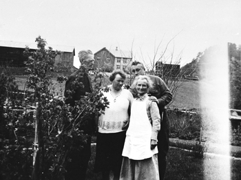 REF-0330 Voll gnr 20/4   ca 1935.
Ola og Sofie Rikstad (til venstre og foran) med to ukjente besøkende.
Nørgard Hårstad i bakgrunnen.