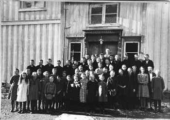 REF-0331 Voll ca 1927-28.
Skulebilde med lærar Viggen og lærarinne Marit Grindal.