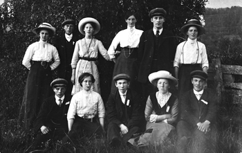 REF-0333 Personar oppstilt på eit eller anna stemne.
1.r.f.v. ?, Ingeborg Meslo, Erik Kvam, Ingeborg Bruholt, Ingebrigt Kvam.
2.r.f.v. Marit Hårstad (utvandra til USA), Jo Uv, ?, Gunnil Hoel, Tor Skjerve, ?.