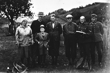 REF-0334 Hårstad/ Voll   1940.
F.v. Rakel Leistad og sonen Tor som var evakuert frå Trondheim, Olav Holiløkk, Arne Hårstad, Leif Uv, dei tre hadde vore med i krigen og hadde dermed meldeplikt for dei tyske offiserane som var stasjonerte på Hårstad, Dr.Trøger og offiser Kell.