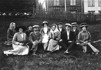REF-0335  Voll ca 1914/15.
Finkledde personar i lia neafor Nørgard Hårstad.
F.v. Kari Hårstad, Mette Haugen Illøkken, Jon Espaas, ?, Marit 'Hauva', Karen Utstuggu Hoel, Arnt Haugen, Anna Haugen, Kari Nesje.
