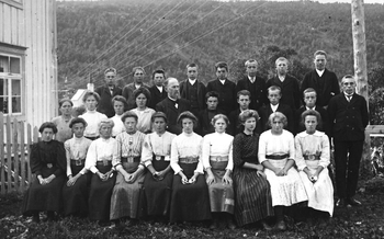 REF-0337 Voll   ca 1912.
Konfirmantar med prest Olluff Emil Helland.