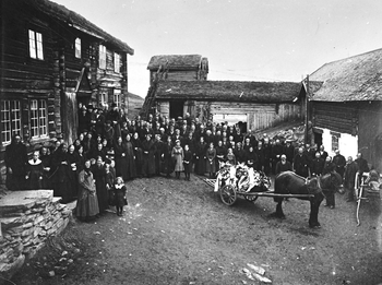 REF-0339 Voll 1919.
Begravelse på Skauan - Sivert Rasmussen Ramsem.
Nr. sju f.v.er kona til Sivert; Jodda Ingebrigtsdatter Skauge.
Ellev Vold køyrde kista.