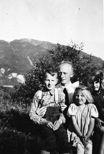 REF-0340  Voll ca 1944-45.
Lærar Alf Bjørgan med tre born på fanget.
F.v.Arne Bjørgan, Randi Johanne Hårstad, Kari Bjørgan.
Bjørga var lærarpå Voll frå 1942-49.