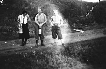 REF-0343 Nerskogen ca 1940.
Molttur. F.v.Dortea Hårstad, Jon Hårstad, og ?.
