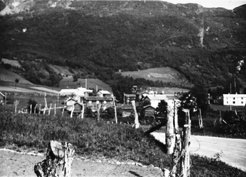 REF-0344 Voll 1940.
Vollagrenda fotografert frå Søstuggu Hårstad.
T.v. Svensgarden, Rikstad/ Lille-ekre(i forgrunnen), Gammelskulen, Bakkly. Bak Rikstad f.v. Korsstuggu, Sentralmastu, Bakkin, Sentralen, Ekre og Gammelbua.