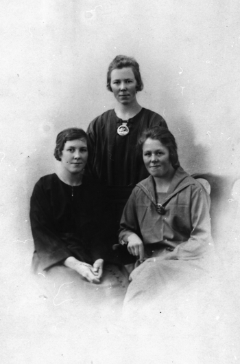 REF-0345   ca 1920.
Døtrene til Ola og Marit Hoset. F.v. Gunhild g.Stene, Ingeborg g. Steigendal, Johanna (ugift).