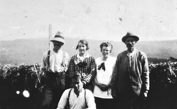 REF-0346 Grindal.
Hesjing på Hoset. F.v. Hans Hoset, to ukjente kvinner, Knut Hoset (sitjande), John Hoset (Øien).