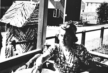 REF-0348 Hårstad/Voll  1940.
Randi Merk Resell på trappa på Søstuggu Hårstad. Tysk vakthus neafor trappa.