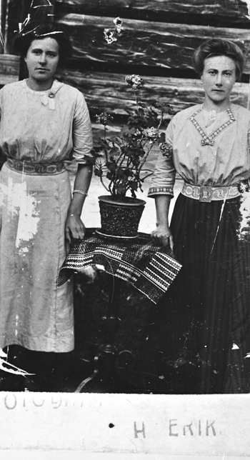 REF-0350 1910-20.
Ingeborg Hoset Botnan (th) og ukjent i finklede.