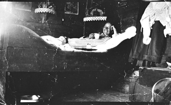 REF-0351 Jøldalen.
Interiør Hoset-sætra. ' Morgenkaffe paa sæteren.' Frk Silseth i senga.